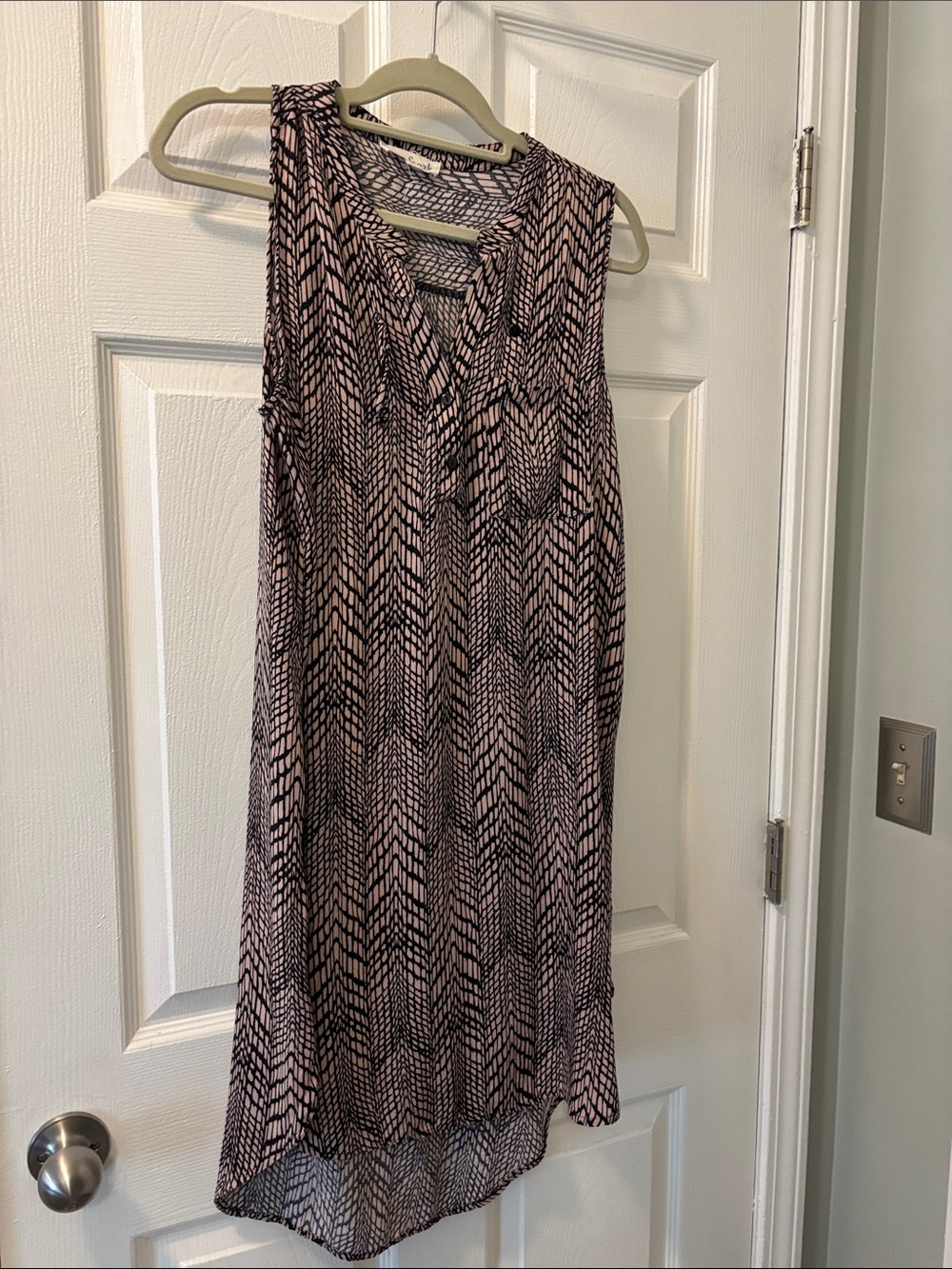 Olive & Oak Pink and Black Sleeveless V-Neck High-Low Dress